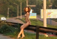 голая женщина гуляет по улице