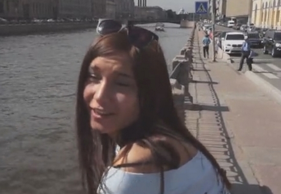 18 летняя питерская шлюха послушно дает русскому парню на кровати онлайн