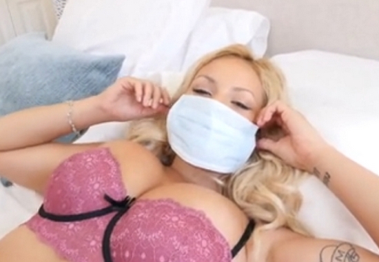 Вылечил ангину у грудастой кузины сексом с окончанием в рот Вылечил ангину у грудастой кузины сексом с окончанием в рот